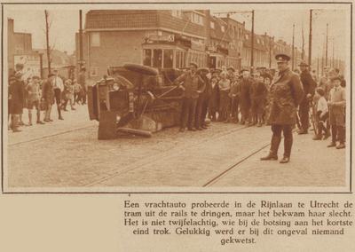 873551 Afbeelding van de omstanders bij een vrachtauto op de Rijnlaan te Utrecht, die gekanteld is na een botsing met ...